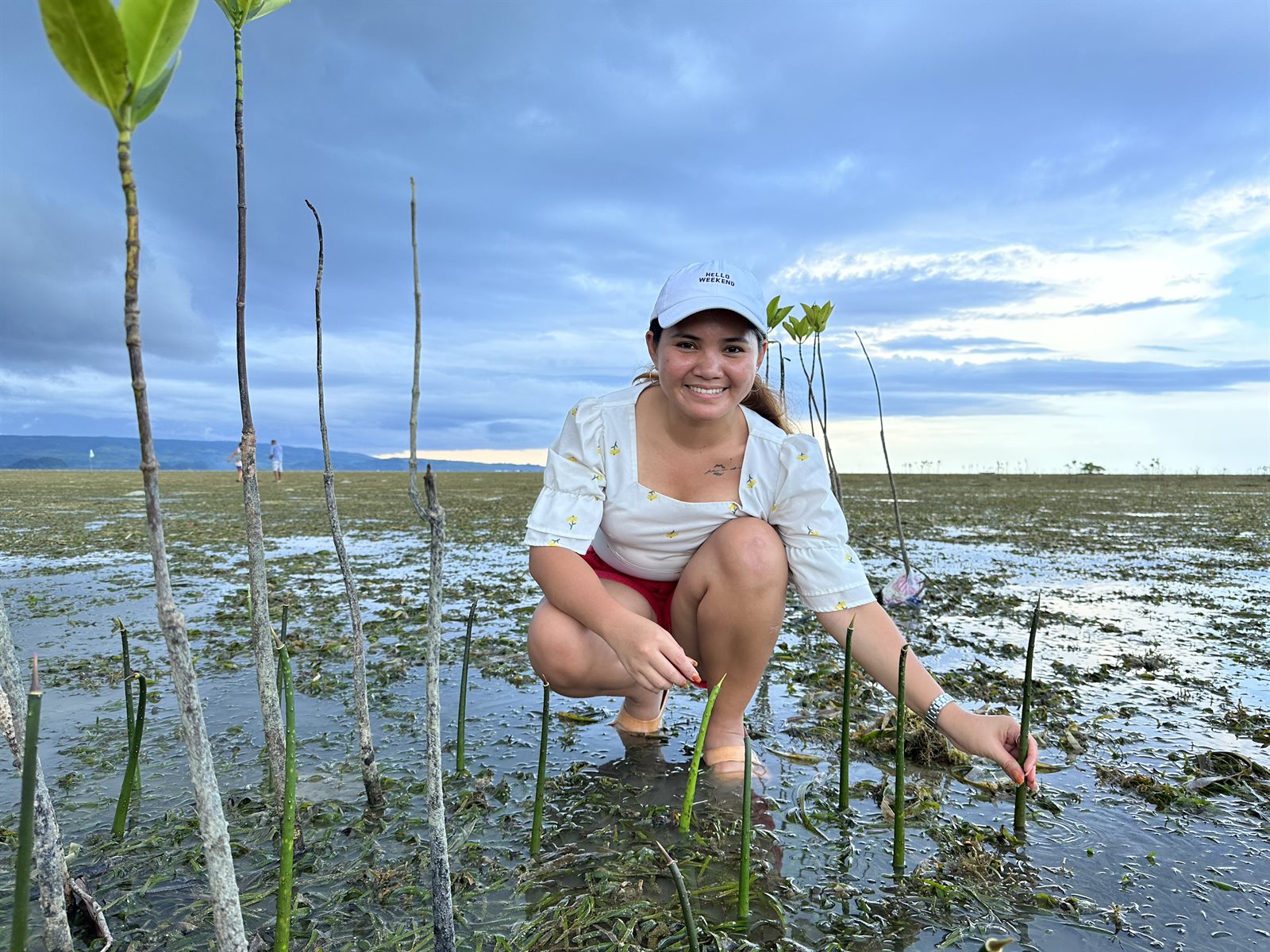 Oxfam InuruID 360980 Marinel planting mangrove seeds in Matarinao.jpg